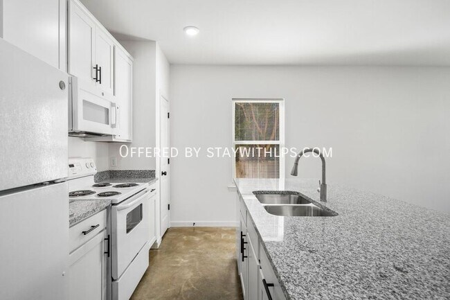 Building Photo - 1571 Court Ave