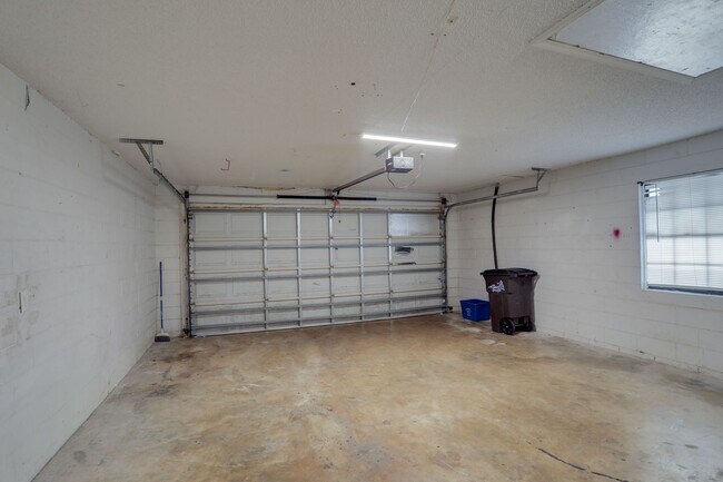 Building Photo - 370 Springdale Dr