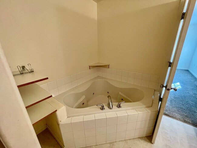 Building Photo - Ranch style 3bedroom/2 bathroom with an Ov...