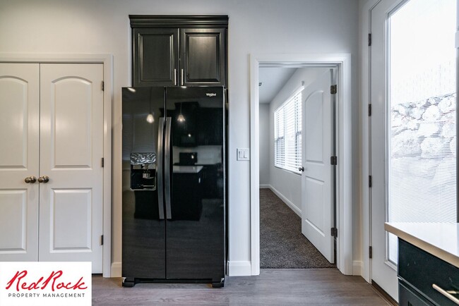 Building Photo - 3 Bedroom Single-Level Home In Quiet St. G...