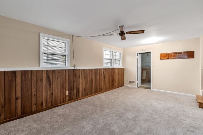 Building Photo - Well Maintained 3 Bedroom 1.5 Bathroom Spl...