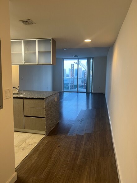 Primary Photo - 1720 Bay Dr