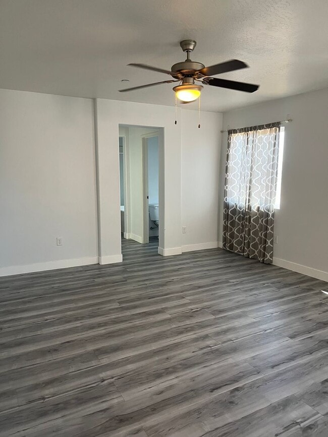 Building Photo - 4 bedroom 3bth Oak Hills area! Close to the 15 Freeway!