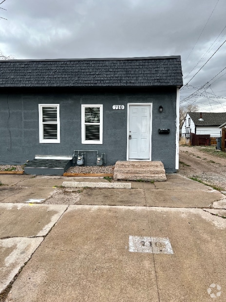 Building Photo - Nice two bedroom duplex!