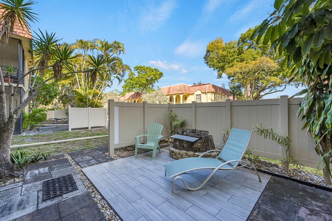 Building Photo - 138 S Cypress Rd