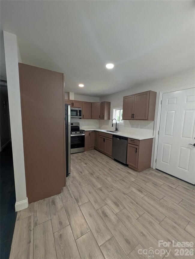 Building Photo - 2800 Dalecrest Dr