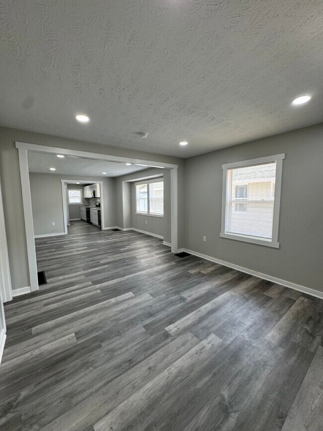 Building Photo - 951 N Bradley Ave