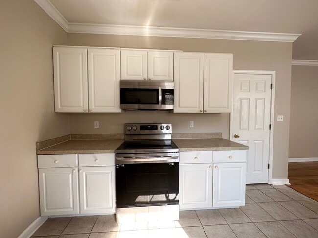 Building Photo - Beautifully Updated 3 Bedroom Home in Dest...