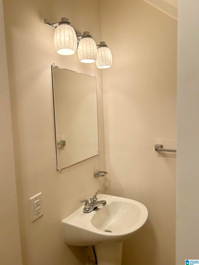 Building Photo - 2212 Ascot Ln