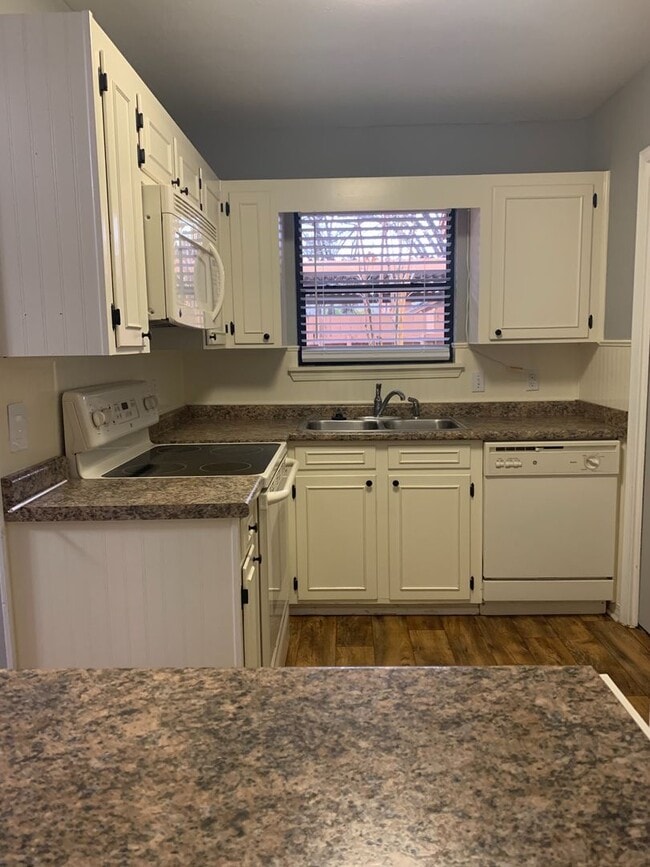 Building Photo - Beautiful Townhouse in Gated Community