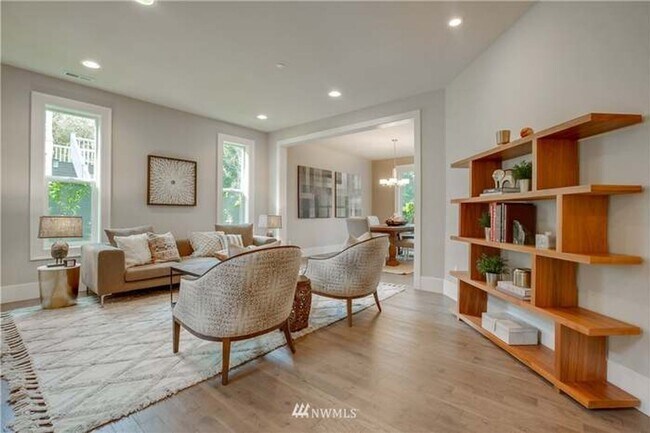 Building Photo - Beautiful 5 Bedroom 4 Bathroom Home in Lake Forest Park!