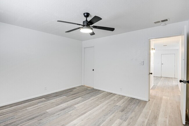 Building Photo - Bright & Spacious 2-Bedroom Condo in Las V...