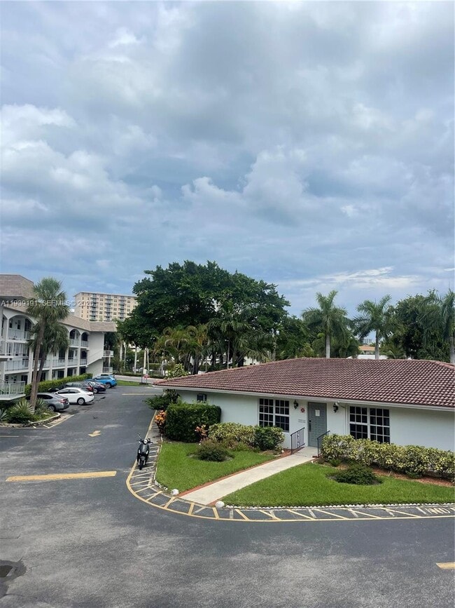 Building Photo - 581 Blue Heron Dr