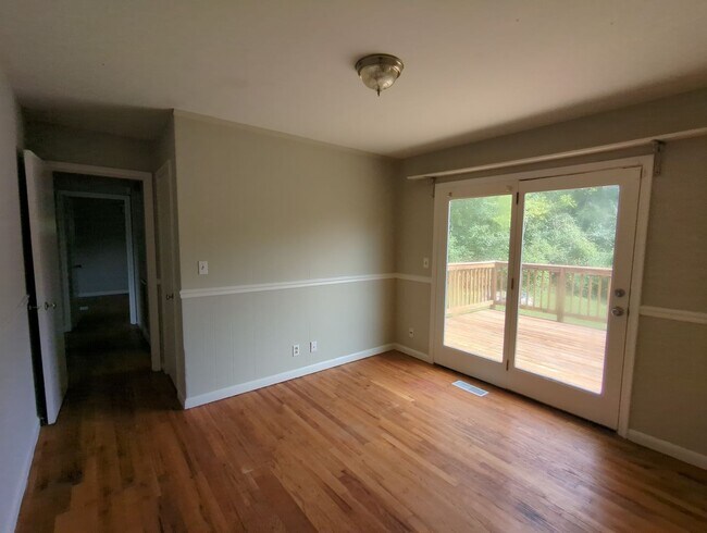 Building Photo - Spacious Rossville House