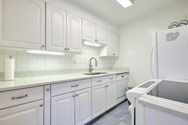Building Photo - 2501 Calvert St NW