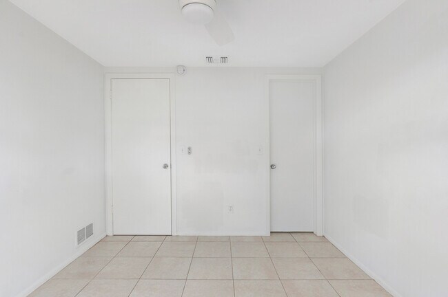 Building Photo - 617 Lyndhurst St