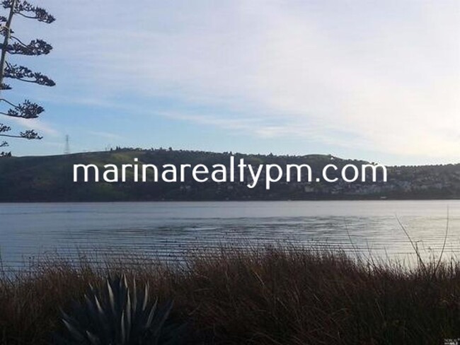 Building Photo - Gorgeous 3 bedroom 2.5 bath 2 story Townho...