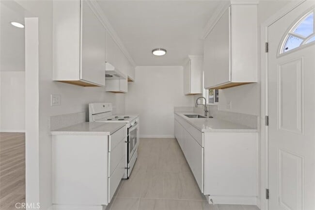Building Photo - 14722 Strathern St