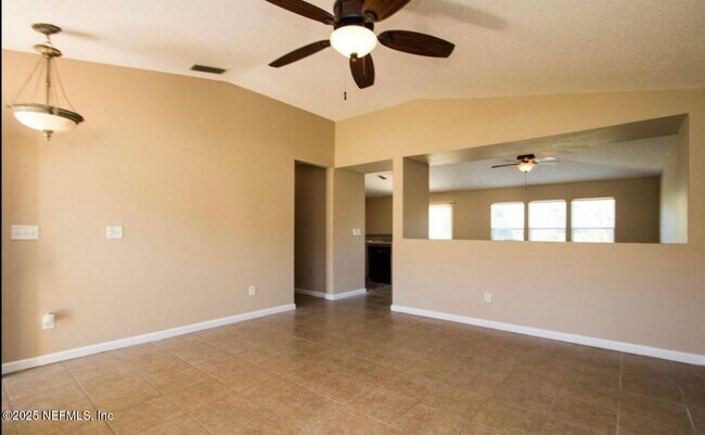 Building Photo - 4545 Golf Ridge Dr