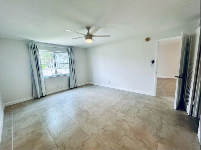 Building Photo - Large Updated 1 Bedroom 1.5 Bath Condo - S...