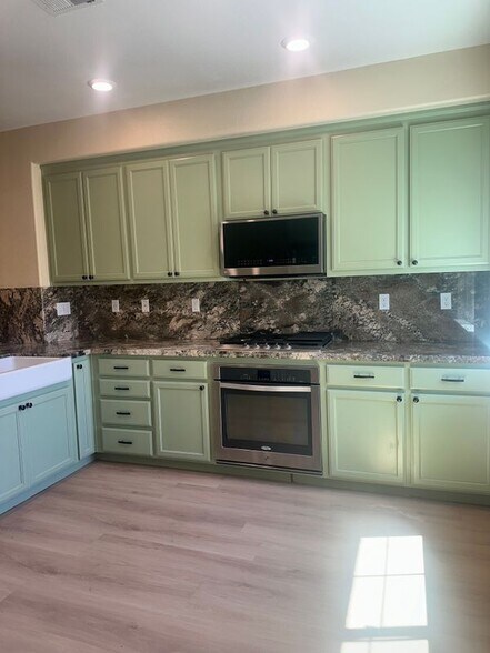 Building Photo - 842 Las Flores Rd
