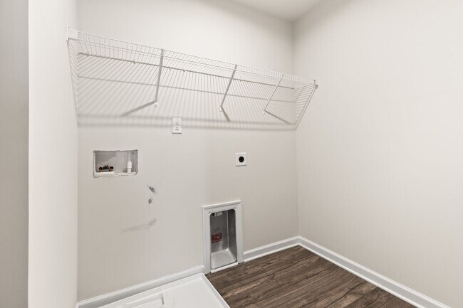 Building Photo - 4 Bed, 2.5 Bath, 2 Car Garage Near Everyth...