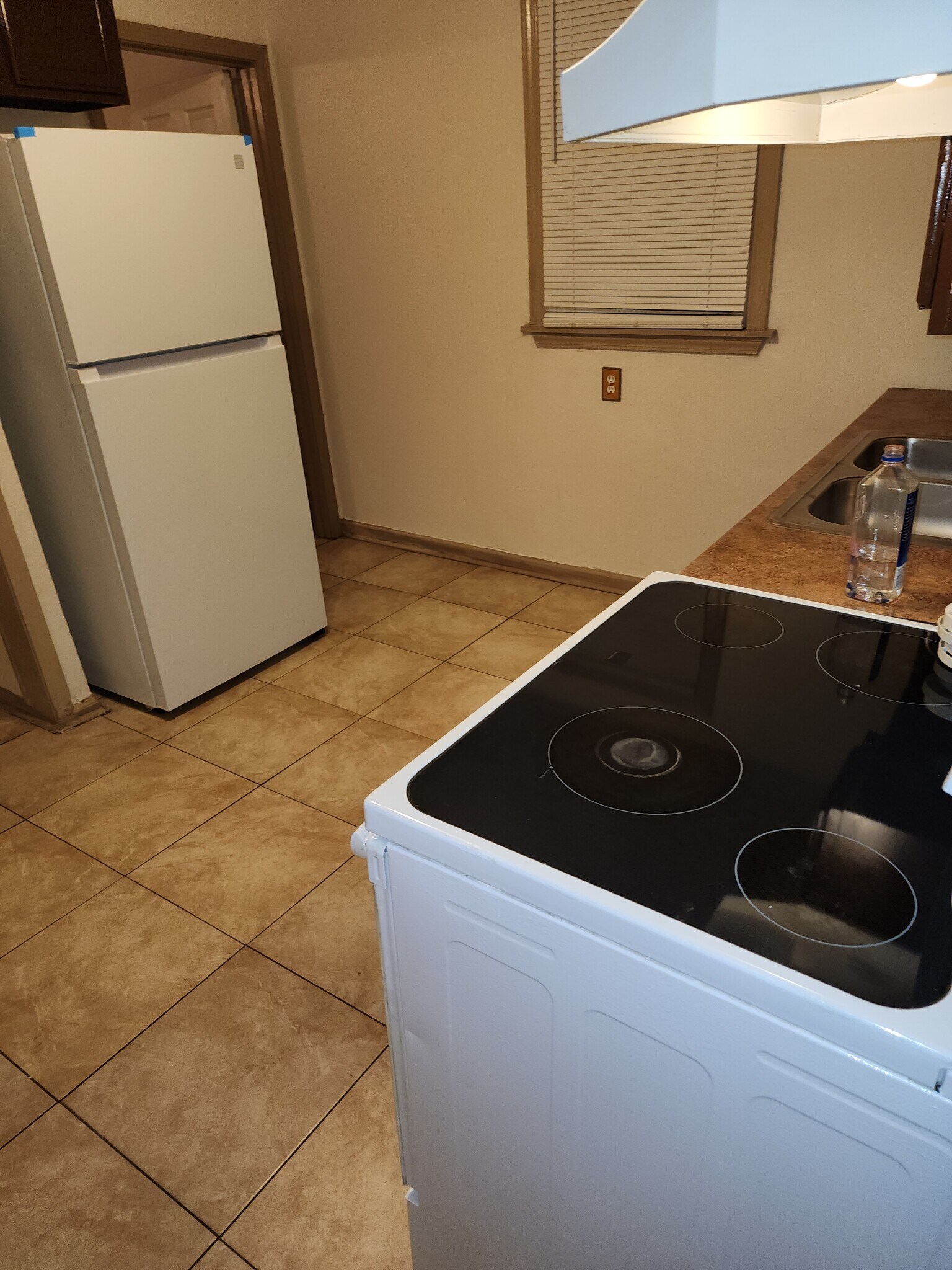 Kitchen ceramic tile - 3622 Buchanan St