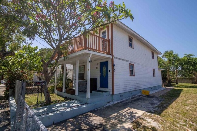 Building Photo - 915 3rd St