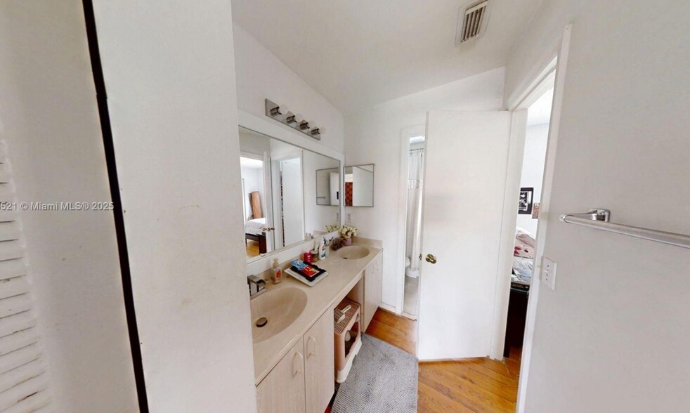 Building Photo - 8422 SW 44th Pl
