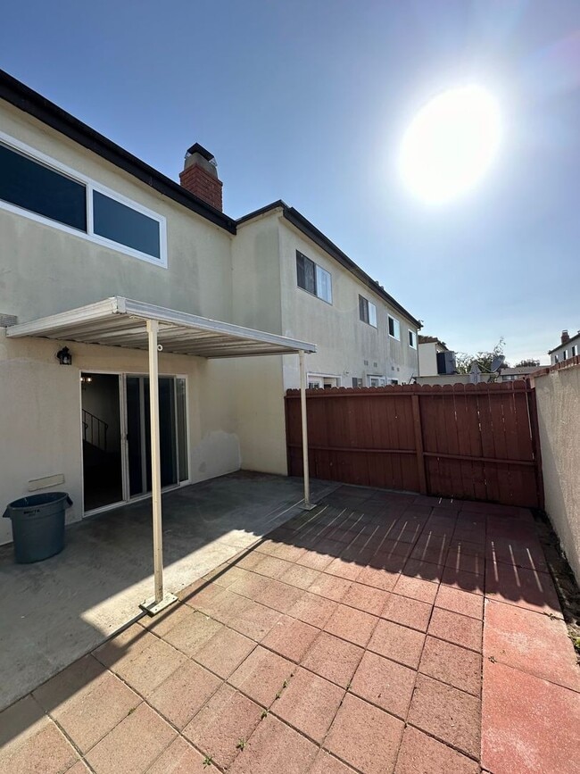 Building Photo - Anaheim 3 Bedroom 2.5 Bath Townhome - 1 Ca...