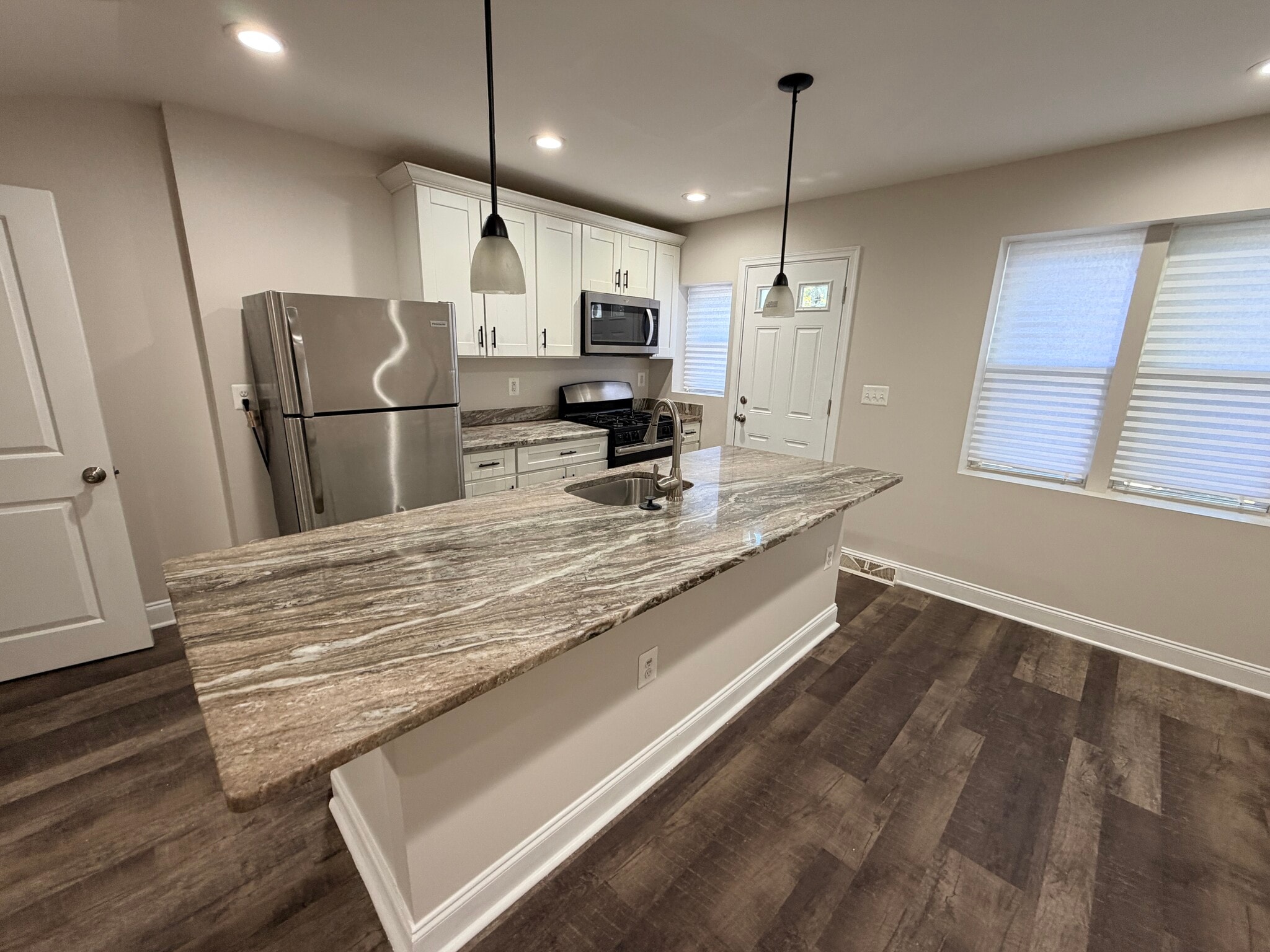 Eat in high-end kitchen - 607 Cheraton rd