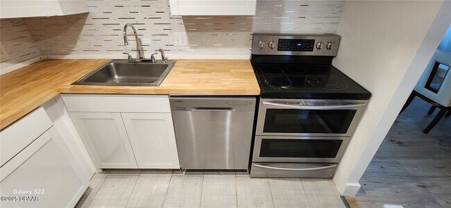 Building Photo - 935 N Halifax Ave