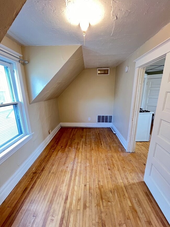 Building Photo - AVAILABLE JUNE - Upper 2 Bed 1 Bath in Billings Park Superior