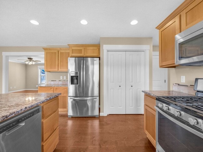 Building Photo - 330 SW Kalmia Ave