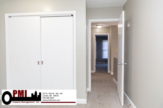 Building Photo - 3 Bedroom and 2 bathroom Duplex for Rent