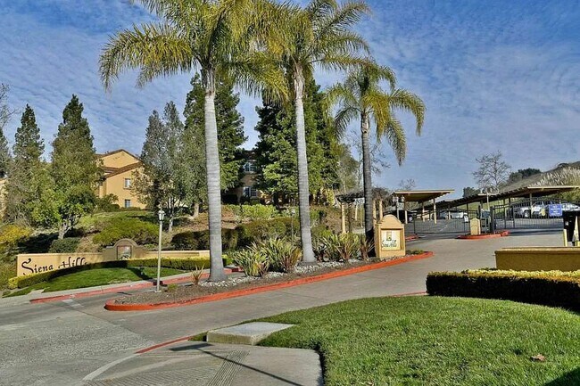 Building Photo - Resort living in Siena Hills-Condo with Pool, Gym and more!