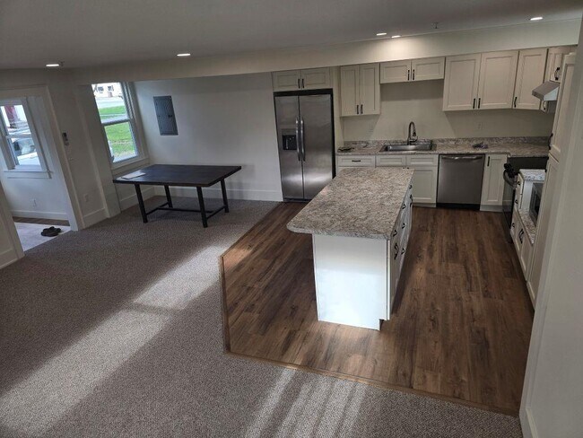 Building Photo - 188 Main St