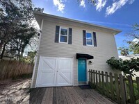 Building Photo - 831 N Oleander Ave