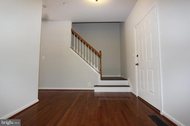 Building Photo - 406 Round Table Dr