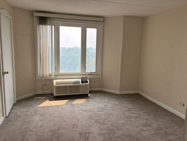Building Photo - 1 Renaissance Pl