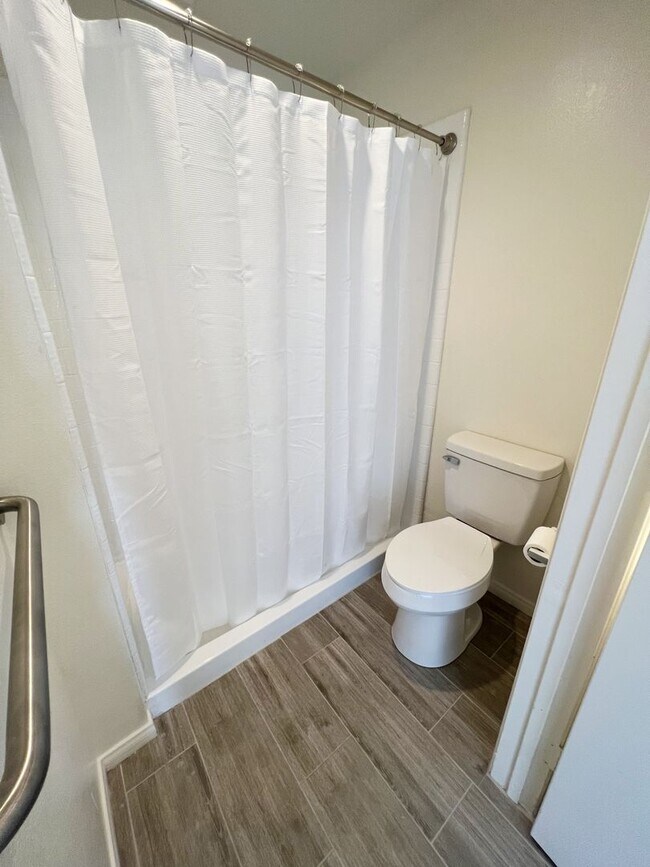 Building Photo - Spacious 2 Bed/2 Bath Condo at Mission Gre...