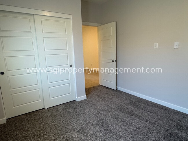 Building Photo - 724 E Ruby Dr