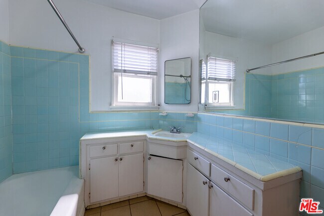 Building Photo - 8537 Cashio St