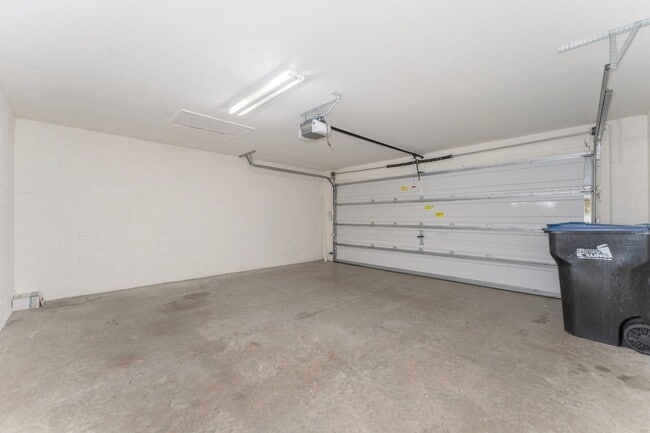 Building Photo - Nice 3/2.5 Townhouse in Enclave at Moss Pa...