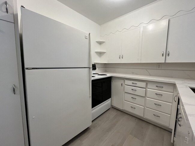 Building Photo - Cozy 1-Bedroom Apartment with Natural Light & Outdoor Living-Single level, feels more like a home...