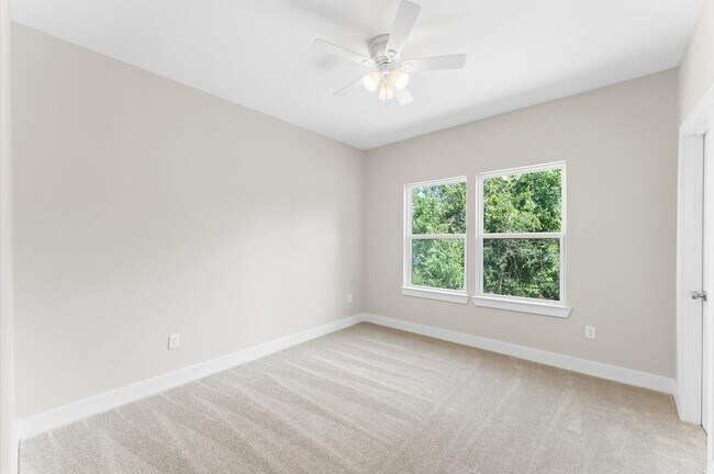 Building Photo - Fashionable Home Not Far From Downtown & M...