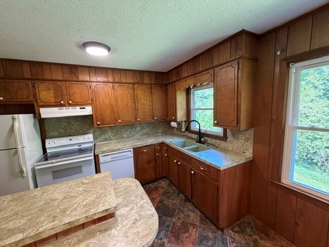 Building Photo - NEW RENTAL LISTING - TAYLORSVILLE