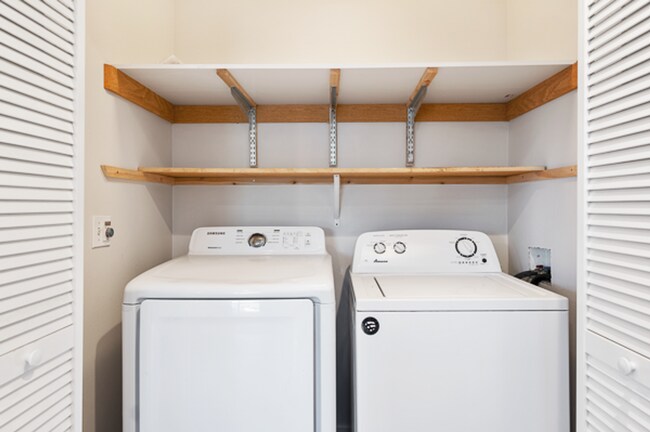 Building Photo - Modern 3-Bedroom Townhouse with Laundry in...