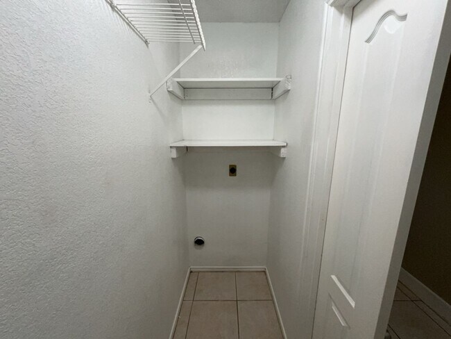 Building Photo - 709 Lisa Ln