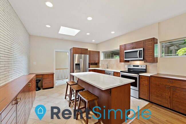 Building Photo - 6502 Lakeview Dr